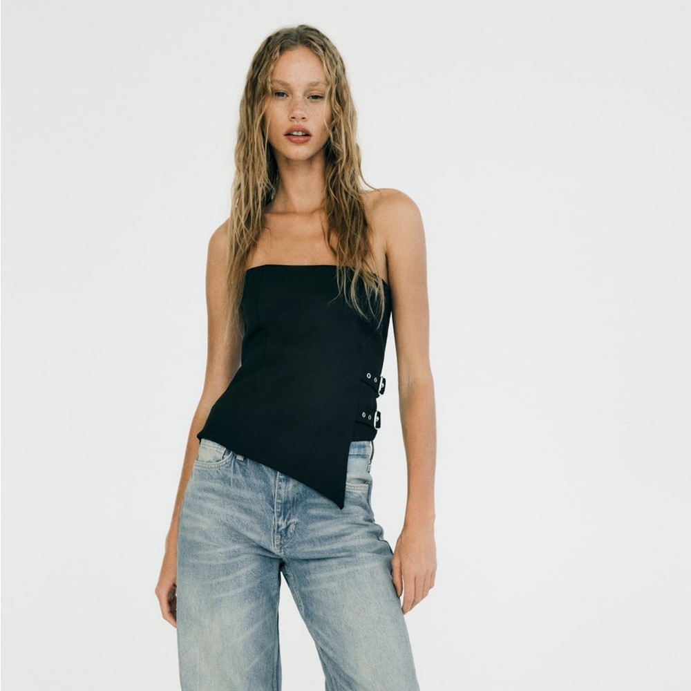 Strapless buckle top